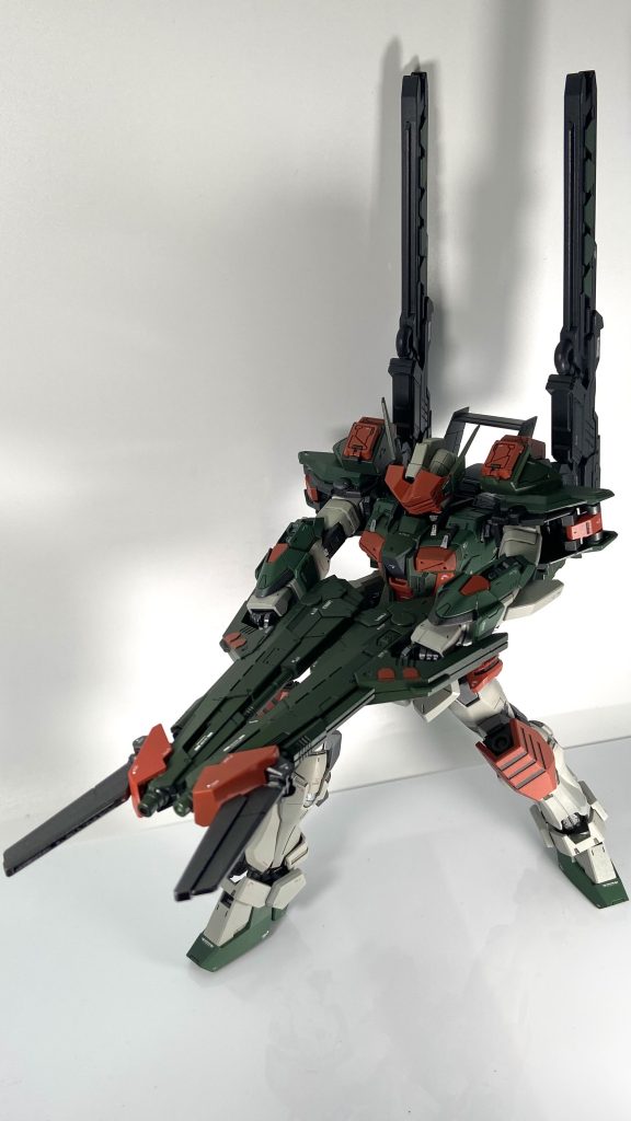 武装はエクスインパルスのライフルをベースにシナンジュスタインやMGバルバトス拡張パーツセットを使用してそれっぽく作っています