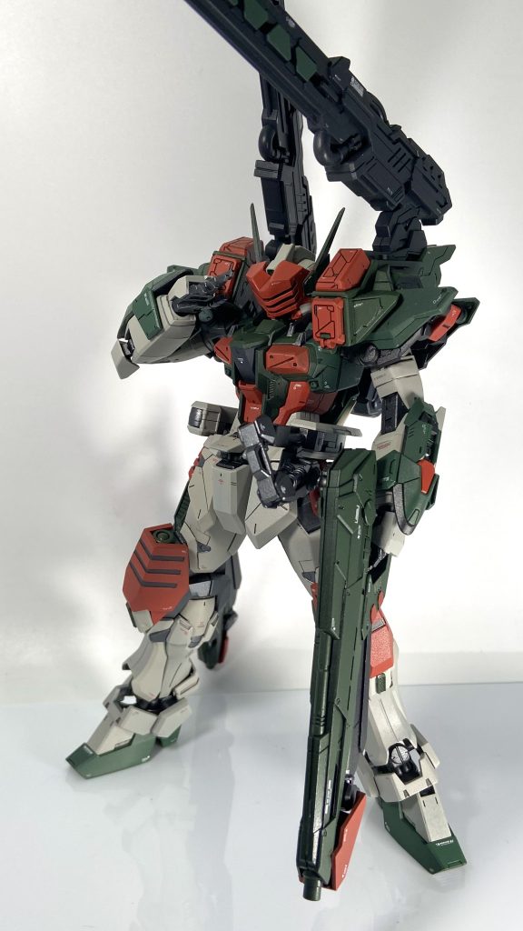 バイザーをスクラッチした際、サージェントヴェルデバスターを参考にしたので警察らしいポーズが映えると思います