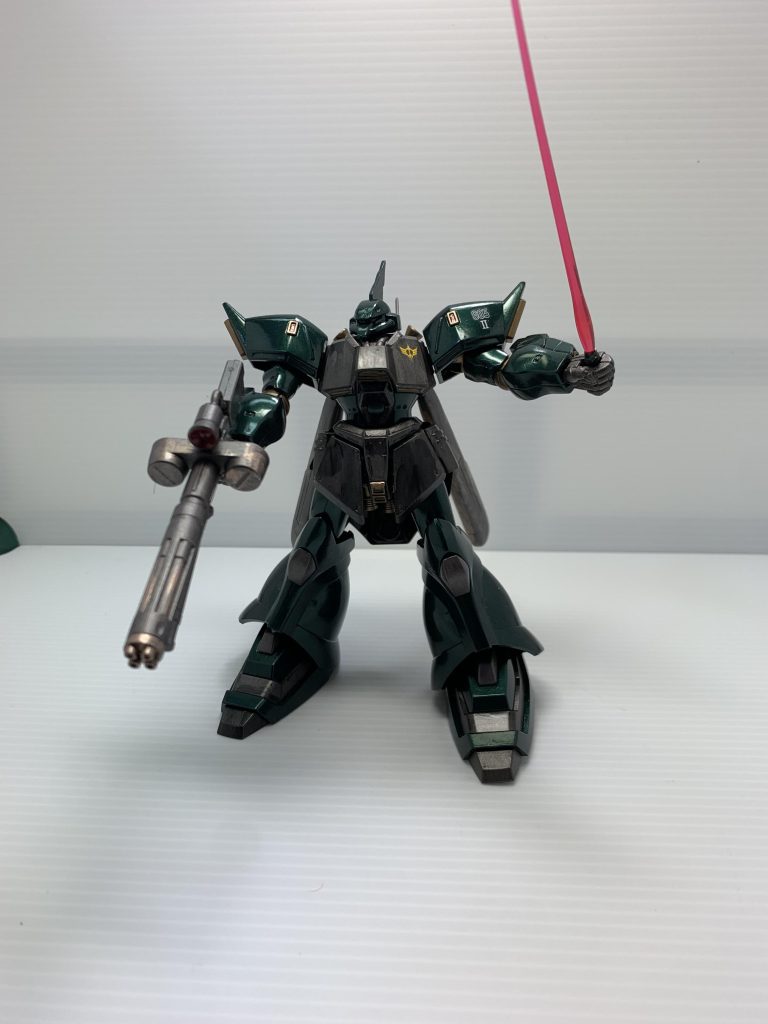 右手にメガ・ガトリングガン、左手にはビームサーベルを持たせました。