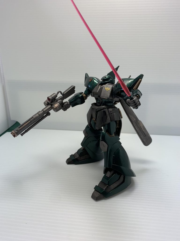 サーベルの色は悩んだ結果、赤にしました。