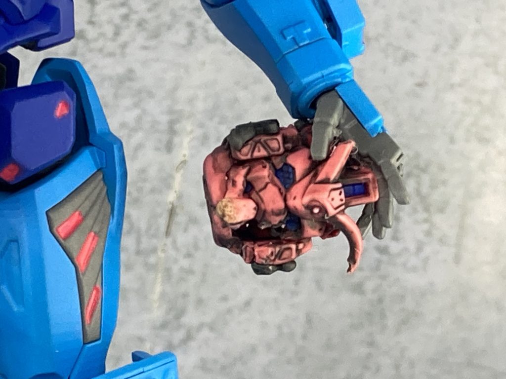 赤いガンダム頭は1部切ったりとかしてダメージを入れてから軽くライターの火であぶって黒いスミ入れで黒焦げ感を出したくらい｡スミ入れも雑塗りして軽く拭いただけです。