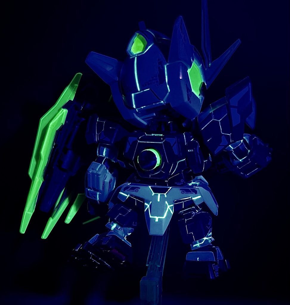 スジボリ堀り直して、蛍光エナメルを流し込んで光るようにしてます。