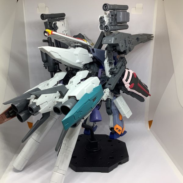 サンボルフルアーマーが欲しかったけど全然売ってねぇ、なら作れば良いじゃないってことでいい感じに手元にあったデュエルブリッツをフルアーマーにしていく過程。癖のままにモリモリにしていったらなんかこれFA通り越してディープストライカーじゃね？ってなりかけている（2枚目）