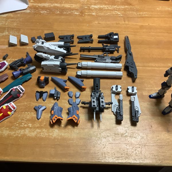 サンボルフルアーマーが欲しかったけど全然売ってねぇ、なら作れば良いじゃないってことでいい感じに手元にあったデュエルブリッツをフルアーマーにしていく過程。癖のままにモリモリにしていったらなんかこれFA通り越してディープストライカーじゃね？ってなりかけている（4枚目）