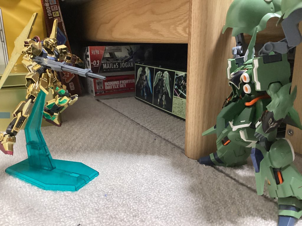 二枚羽コクピット「まだかねぇアンディ中尉。ん?あの光は...」そう言いかけた瞬間ライフルの火線が飛んできた。「わっ危ない危ない。しかもこに火線こちらの射程外から撃って来たな。」そう言いながらヘルメットのバイザーを下げるプルスリー。「こんな芸当できるのは...」「俺だけだっていうんだろ二枚羽」プルスリーが言いかけた瞬間オープン回線で喋ったのは百式できたアンディだった。「アンディ中尉!待ってたよ裏切り者!」「裏切り者?何言ってんだよ!」