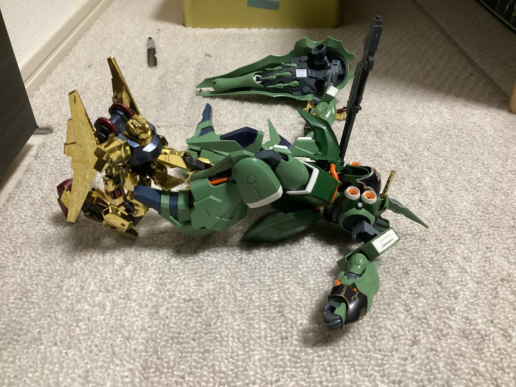 その叫びと共に二枚羽のコクピットにはサーベルデバイスがねじ込まれた。第二話「ホンコンエピソード」〜fin〜