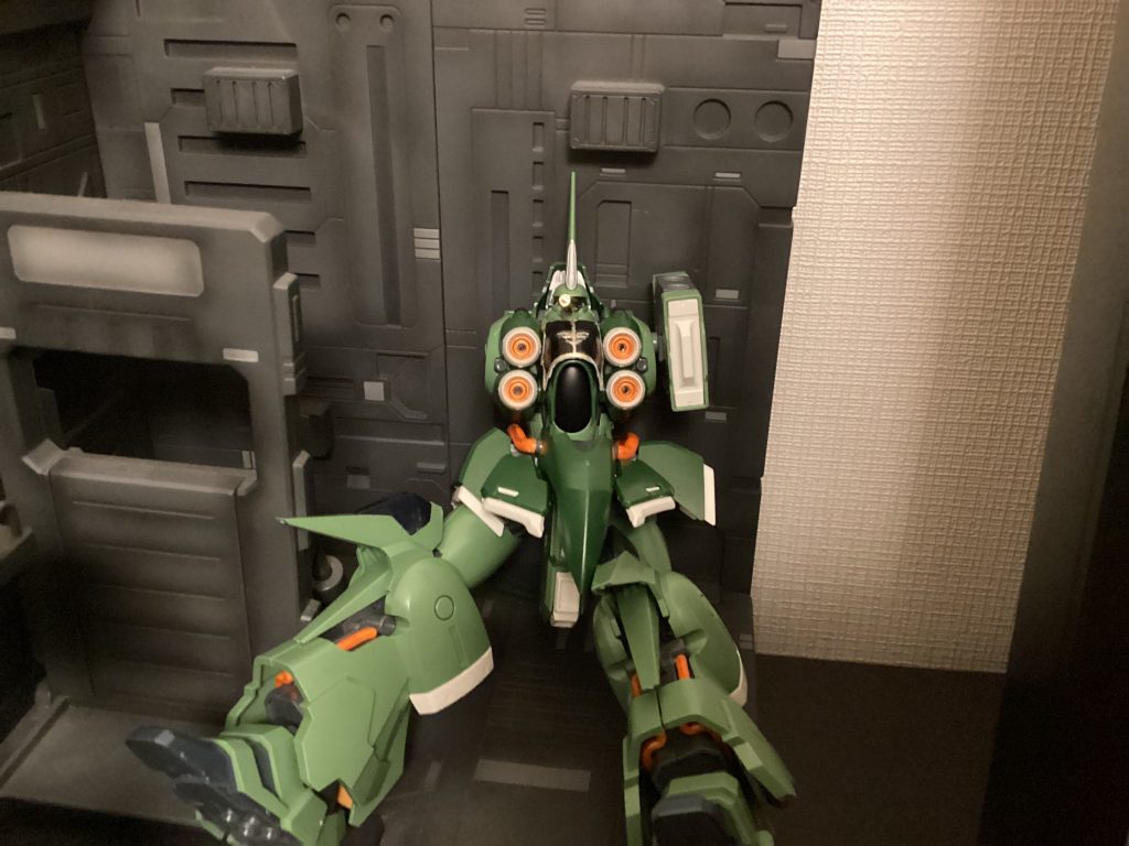 同時刻　ホンコン駐留基地4番格納庫「おーらい、おらーい。うーしそこでい。機体の解析を始めるぞ！」「押忍！」ケディは他の整備兵と共に二枚羽の解析に入った。」