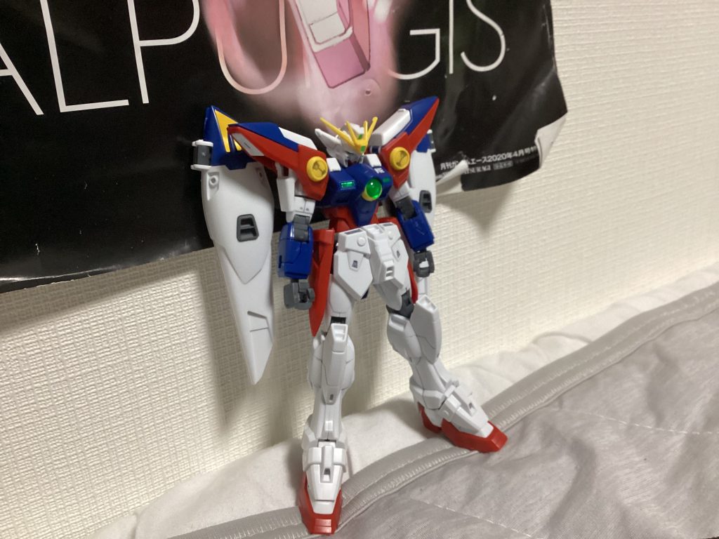 RXｰ92/α ウイングガンダムゼロアナハイム社製機　コンセプトは可変機にコロニーレーザーレベルの火力を持たせるというものです。完成はしたもののRX−93の方が重要となり機動実験のみで倉庫に行きました