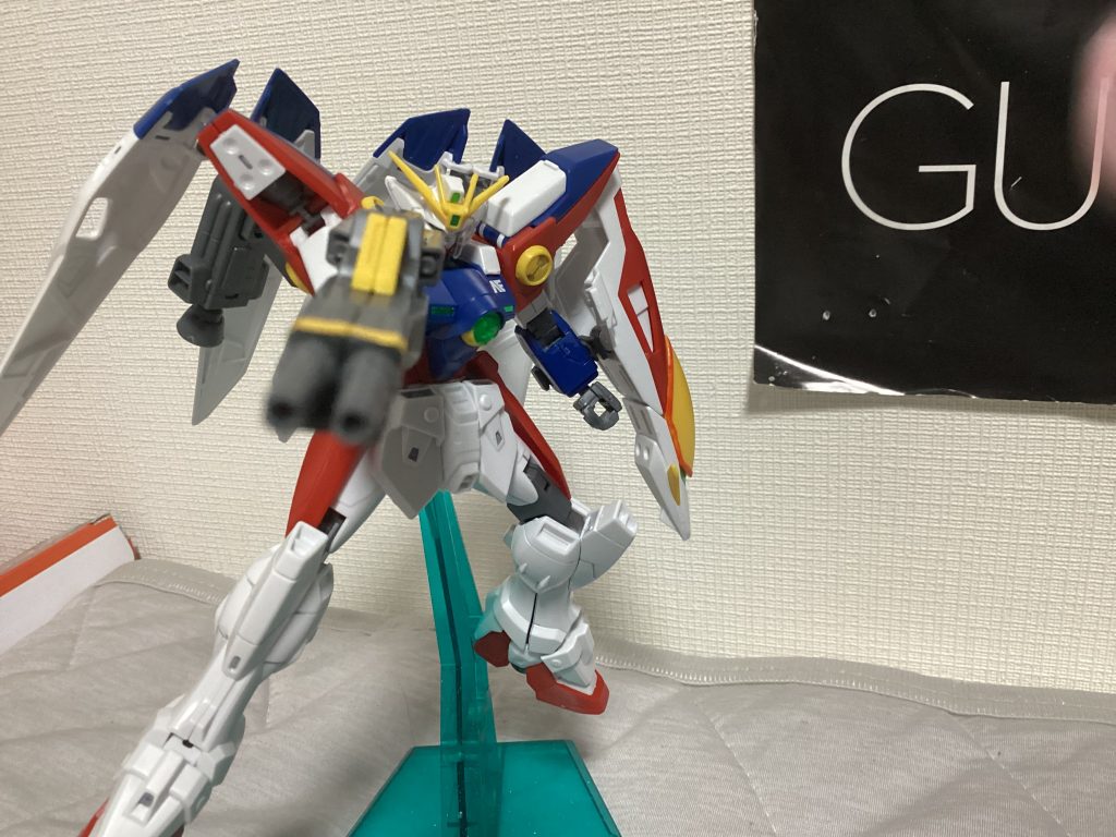 機体を変形させ瞬時にMS形態にしツインバスターライフルを発射体制に構えた。「なんだ?あのライフル。随分とでかいようだが…」ジオンパイロットはあのライフルが何か考えつつビームマシンガンで攻撃を開始した。が、ビームマシンガンは全て効かなかった。「何⁉︎ビームが効かないだと!」そう言った直後ウイングゼロのツインバスターライフルから大型の火線が発射された。光の通った後のギラドーガの姿はなかった