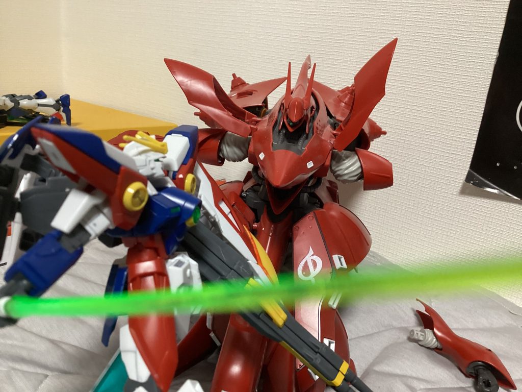 片腕をビームサーベルで落としても紅い機体は突進して来た。「むっ向かってくるのか?あの機体 じょっ冗談じゃねぇぞあのサザビーとやり合えってか!」