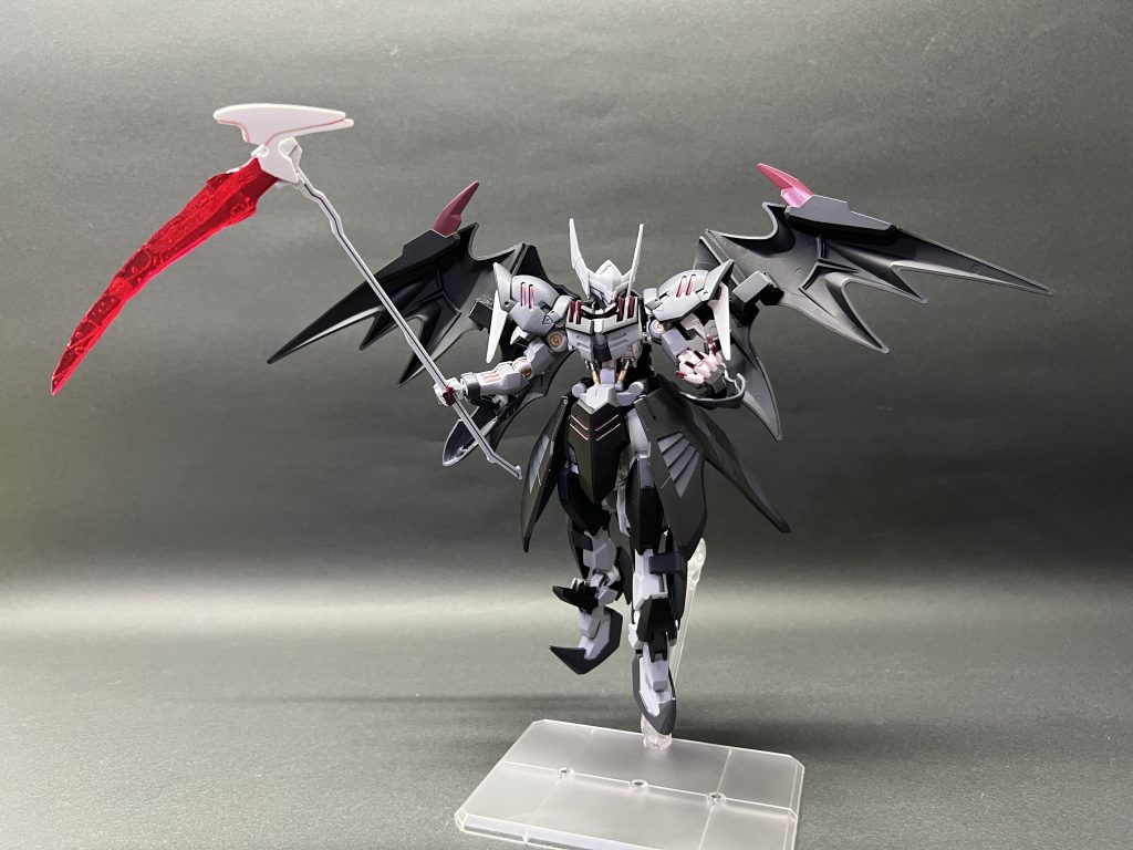 ・アクティブクローク展開時(正面) 旧キットデスサイズヘルカスタムのアクティブクロークは差し替えでの展開の為、プラ板とポリキャップで可動部を作り差し替え無しで展開出来るようにしました。ビームサイズは旧キットではプラパーツだったので、赤いクリアランナーをヘアアイロンでプラ板に加工して作り直して、更にクリアレッドで塗装しました。