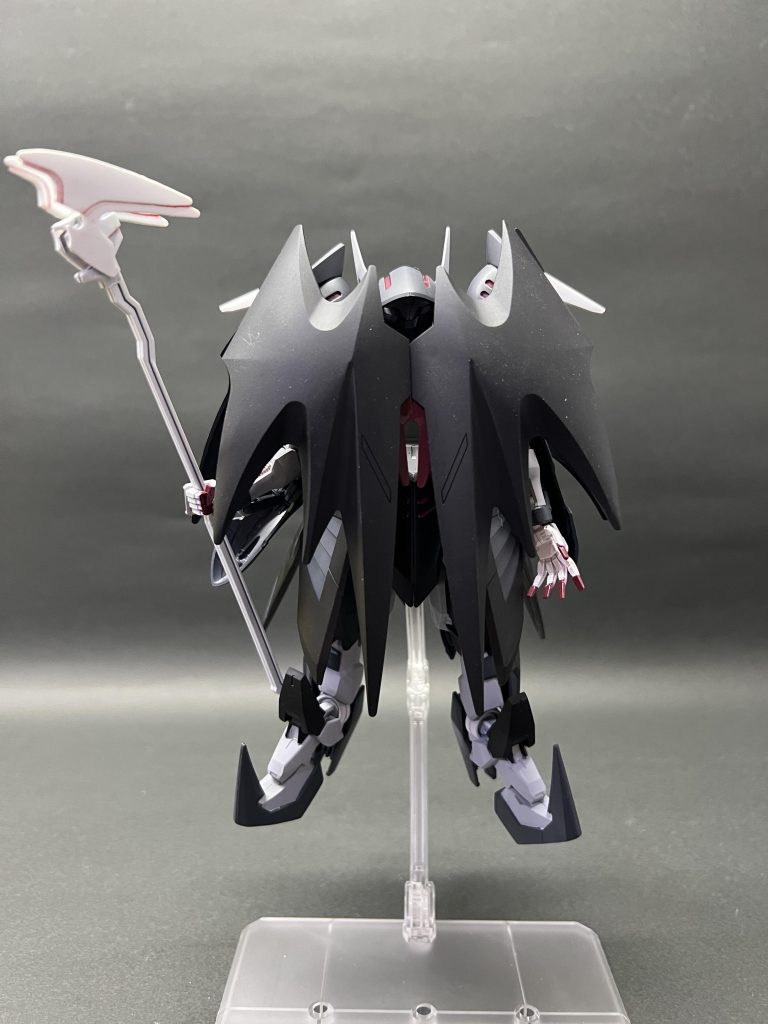 ・アクティブクローク閉鎖状態(正面) ガンダムグレモリーは頭を覆うフードの様な機構がある為、より秘匿性の高いシルエットになりました。