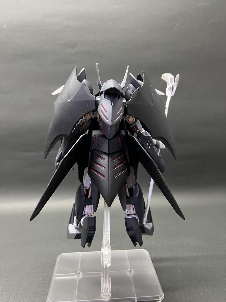 ・アクティブクローク閉鎖状態(背面) サイドスカートにハイドラガンダムのパーツを使用し、リアスカートにはMGキュベレイのフロントスカートを使用。グレモリーのパーツの溝の様なデザインとキュベレイのデザインが似ている為、統一感が出ました。