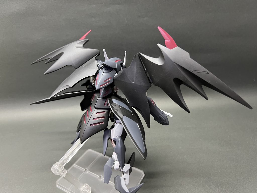 アクティブクローク展開時(背面) ハイドラガンダムのサイドスカートがよりマントの様になって、ガンダムフレームの細身の下半身をカバーして全体のバランスがよくなりました。