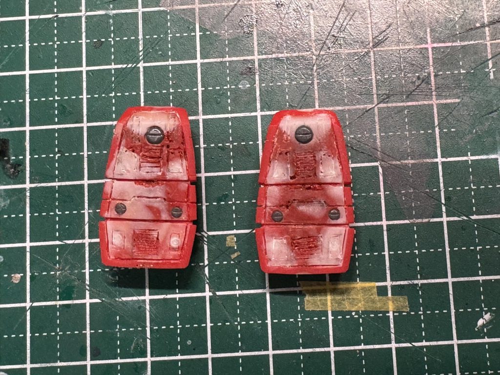 足裏もランナーパテで埋め…たけど、柔らかすぎて掘る時にガタガタになってしまった💦マルイチモールドは市販パーツを埋め込んだ