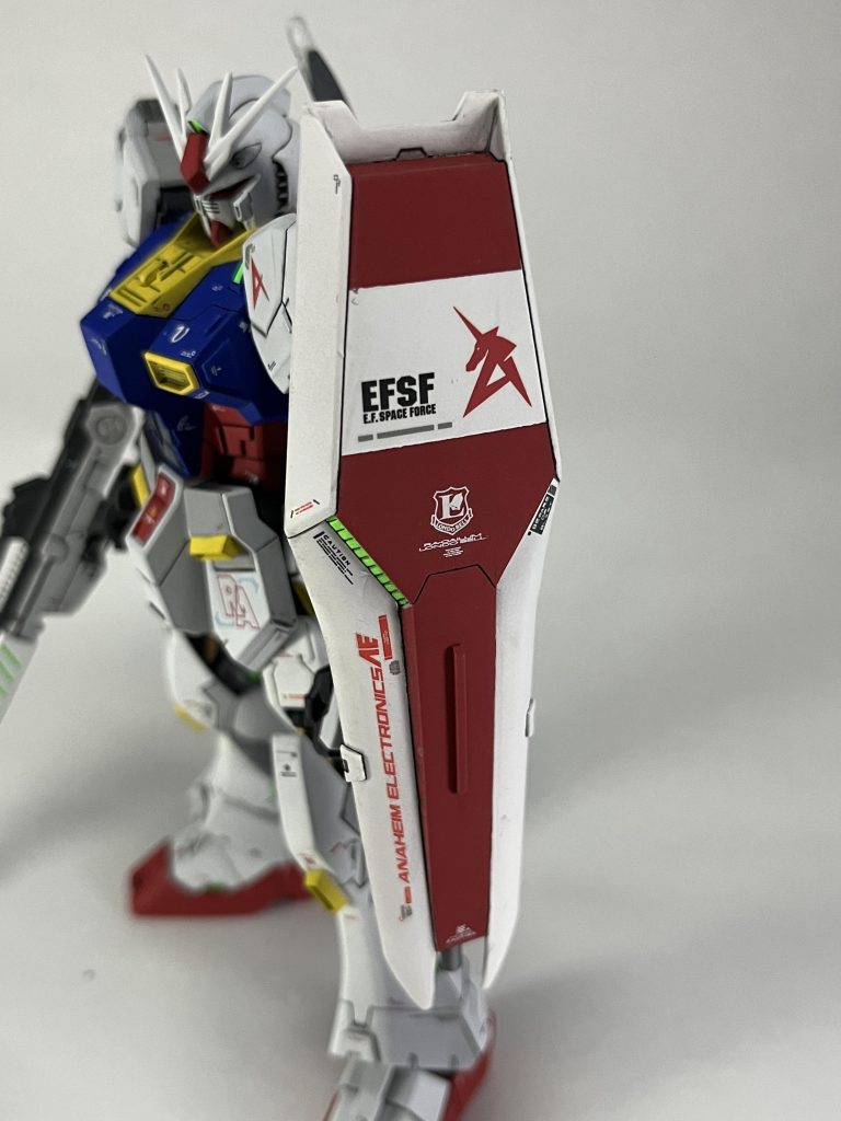 シールドは一発で搭乗者と所属が分かるようにデカールを貼りました。モールドは一度削り落としてからプラ棒で新造して位置を下目に移動。スジ彫りでサイドの白い部分を別パーツに見えるように加工。