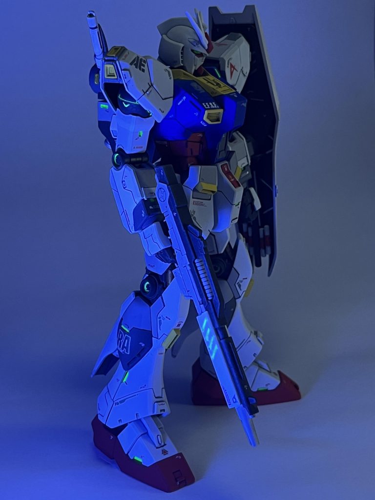 一部パーツを切り欠いて裏から蛍光グリーンで塗装したプラ板を貼り付けたり、関節の部分も蛍光グリーンを流し込んであります。