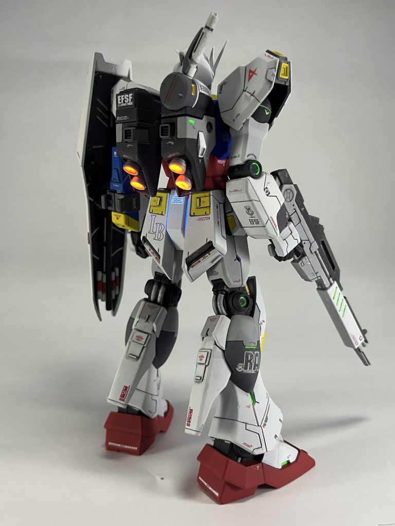 バーニア内部を蛍光レッドで塗装。