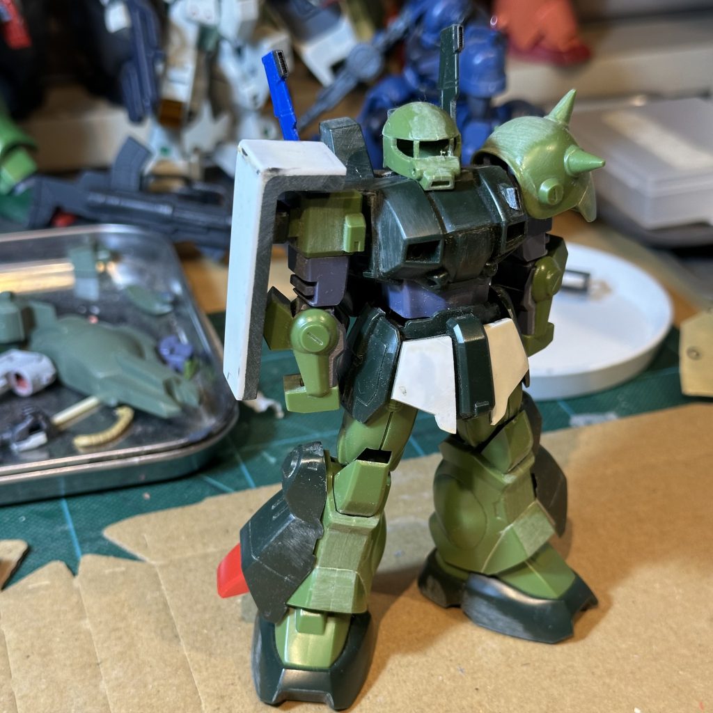 こんな感じで厚み増し。フロントスカートは複曲面なので0.5mmプラ板をお湯で温めたりしてなじませながら複数枚貼り付けています。