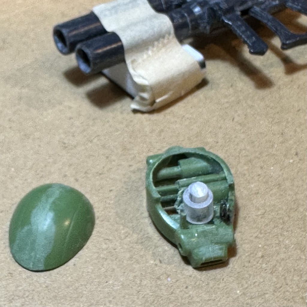 頭部の内部構造。全然スペースがなくて困りました。