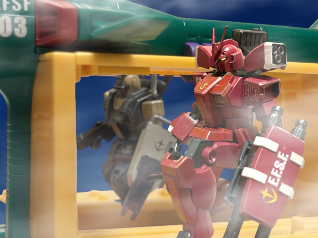 『あんなもの、作戦とは呼べない。ワンサイドゲームもいいところだ。』　攻撃地点に向かうガンペリーの中、同じカーゴの中にいるトニーから通信が入る。「だから、少佐もわざわざ出てこない？」『そーゆーこと。』　話しているのは、今日の未明に行った空挺作戦のことだ。　地球連邦軍の最新鋭MS、RGM-79LVジム・ナイトシーカー。空挺作戦による空からの奇襲で運用することを想定した機体で、地上の戦線でも活躍が期待されている高性能機だ。その、ジム・ナイトシーカー３機で、コルコバドのジオン軍港を襲撃した。敵MSを１０機以上撃墜したというが、ジャブロー攻めの敗戦で、傷ついた敵機に溢れかえり、混乱を来しているところに乗り込んだのだ。トニーの言う通り、作戦の質や機体の性能など関係ない。仕掛ければ、勝つことが約束された戦いだったはずだ。「敵には申し訳ないが、これは戦争だ。俺たちに降りかかるリスクが小さくなるなら、それに越したことはないよ。」ジンが敵にも味方にも気遣って言葉を選ぶと、トニーは、お優しいことで、と通信を返す。（優しいものか。）　これから向かう敵地も、未明の作戦のときと、そう様相は変わらないはずだ。逃げ惑う敵機の姿を想像し、ジンは思わず口元が緩む。（そういうので、良い。そういうのが、良いんだ。）　俺が、全てぶち壊す。俺の戦いに、誇りも矜持もない。