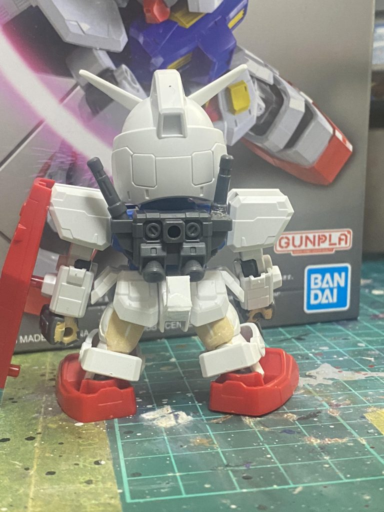 肉抜き穴埋め。一応、向かって右のビームサーベルは切断してあります。