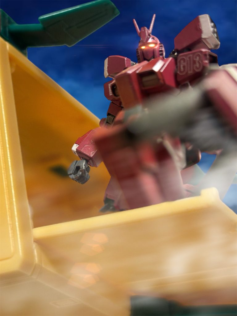 『降下目標地点まで、300秒です。』　ガンペリーのパイロットから通信が入る。「トニー曹長、ガンダムの火力と装甲を試したい。俺に先行させてくれ。」ジンは、最もそうなことを提案する。『オーケイだ、お前の赤い機体は目立つからな。先行してくれれば、俺たちの仕事もやりやすくなる。派手にやってくれ。』「獲物は残しておくよ。」『いらねえよ、存分にやれ。』　もちろん、そのつもりだ。お前などに、一機も譲るつもりはない。『100秒前です。』　再び、ガンペリーからの通信が入った。ジンは、スロットルレバーをグッと握る。『コールします、30、29、28、……』　開け放たれたカーゴから外を覗き込む。雲間から闇夜の森が遠く、小さく見えた。機体をいつでも飛び出させられるよう、ブゥンと各バーニアを空ぶかしにする。