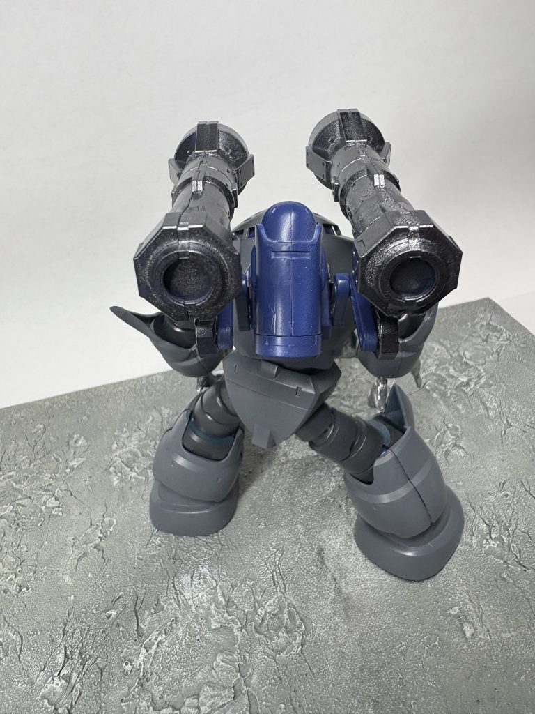 バックパックを背負わせたのでタンクが一つになってしまいました今思えばタンクに付ければよかったです