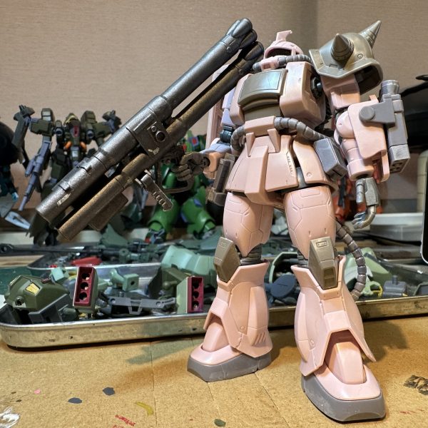 二連ザクバズーカが完成しました。聖典HJ誌別冊「How to build Gundam 2」の聖人小田さんの作品「侵攻！特殊部隊！」が初出だと思います。映像作品ではガンダムUCでガランシェール隊のズールが使用しておりました。コミックス版では地上残党軍にもらったようなので、地球で流行ってたカスタムなのか？それとも、上記特殊部隊の使っていたものなのか？当時っぽい感じのドライブラシ仕上げてにていったんパチ組ピンクパンサーに持ってもらいましたが、誰に持たせましょう？