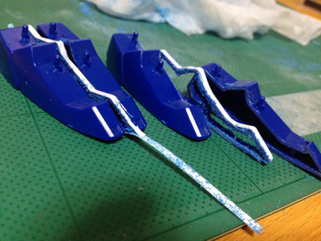 　足が大きすぎるのが気になって、やったこともないのに、いきなり幅詰めっ！もはや、調子に乗ってるのか、何かにとりつかれているのか？この先、足首の接続をどうするのか、まるで考えてないぞーっ！（←結局、ボールジョイントを埋めました）