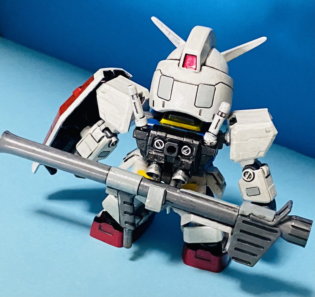 後ろにマウントできる様に、プラ板で作成しました。ハイパーバズーカは旧キットの武器セットから拝借しています(*'▽'*)