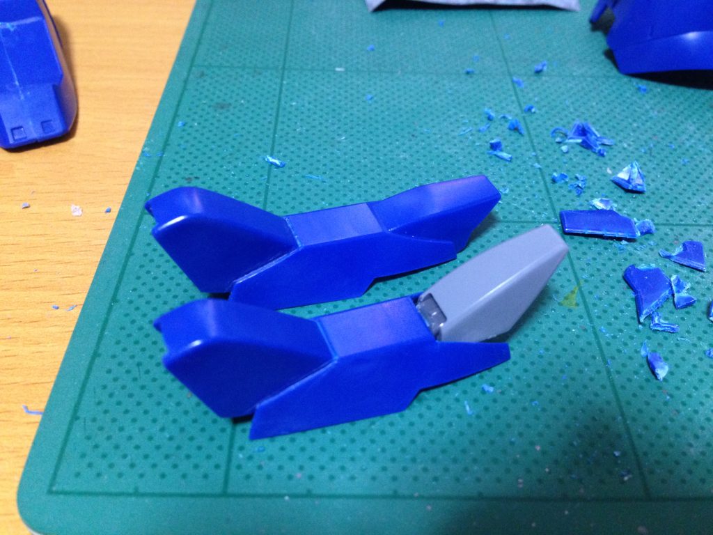 　前傾姿勢をとろうとしたら、すねアーマーが足と干渉！なんと、干渉するアーマーを勢いで切り捨てて、他のキットからなんか持ってきて、可動するようにしたーっ！