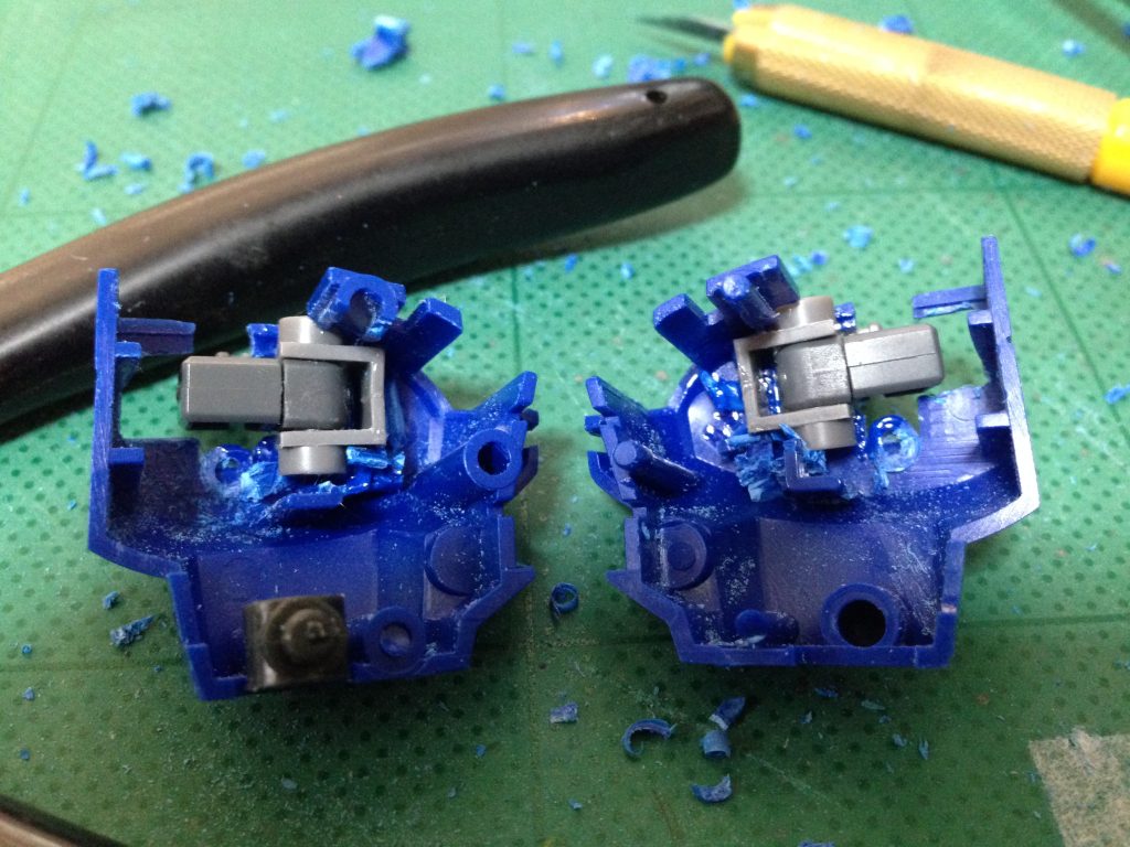 　いきなり胸パーツを切り刻んだーっ！こんな切断面でいいのかーっ？　そこに、他のキットの関節パーツを強引に押し込んだーっ！クリアランスがとれてるようには見えないぞーっ！ 