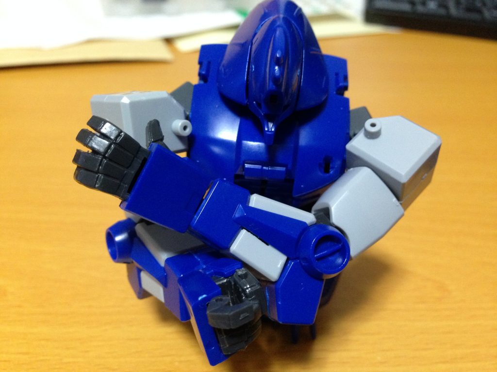 　それでも、どうにかこうにか、両腕がここまで内側に曲がるようになったぞーっ！でも、これじゃ肩アーマーがボディと干渉してハマらないよーっ！