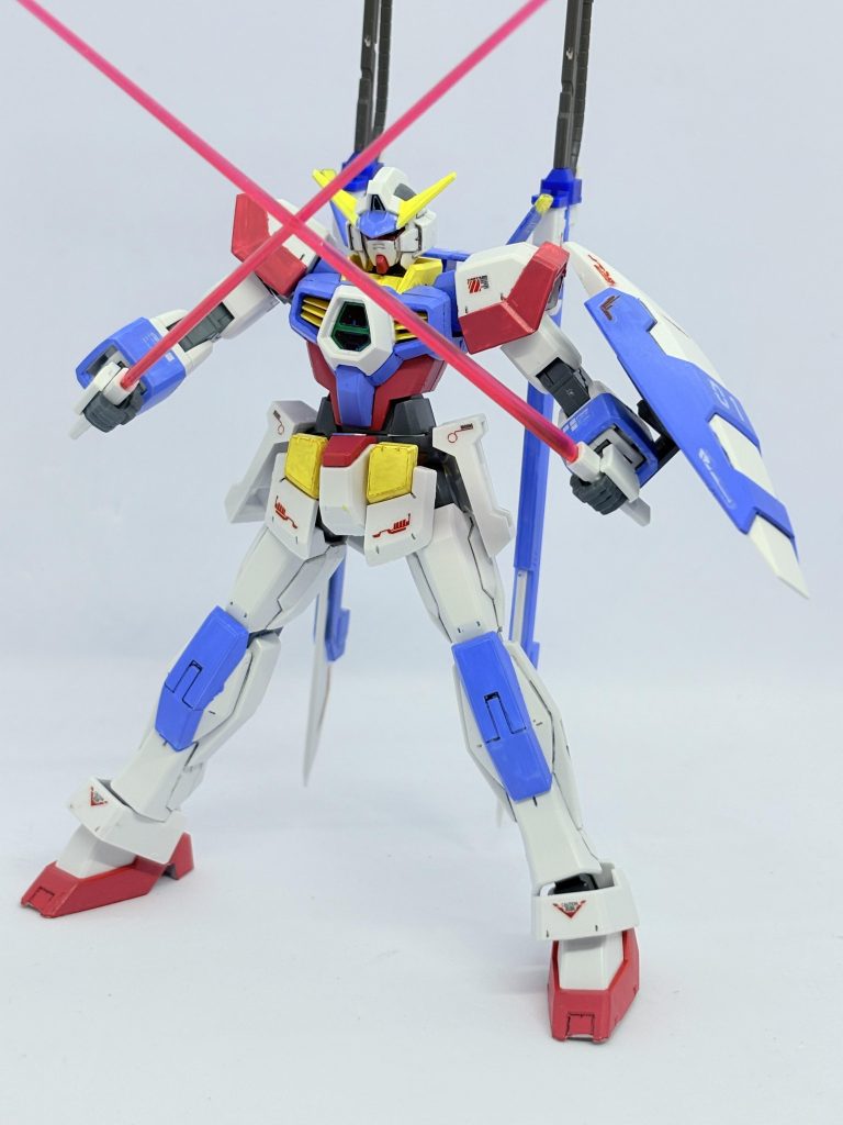 勿論サイドアーマーに従来のビームサーベルも装備している。