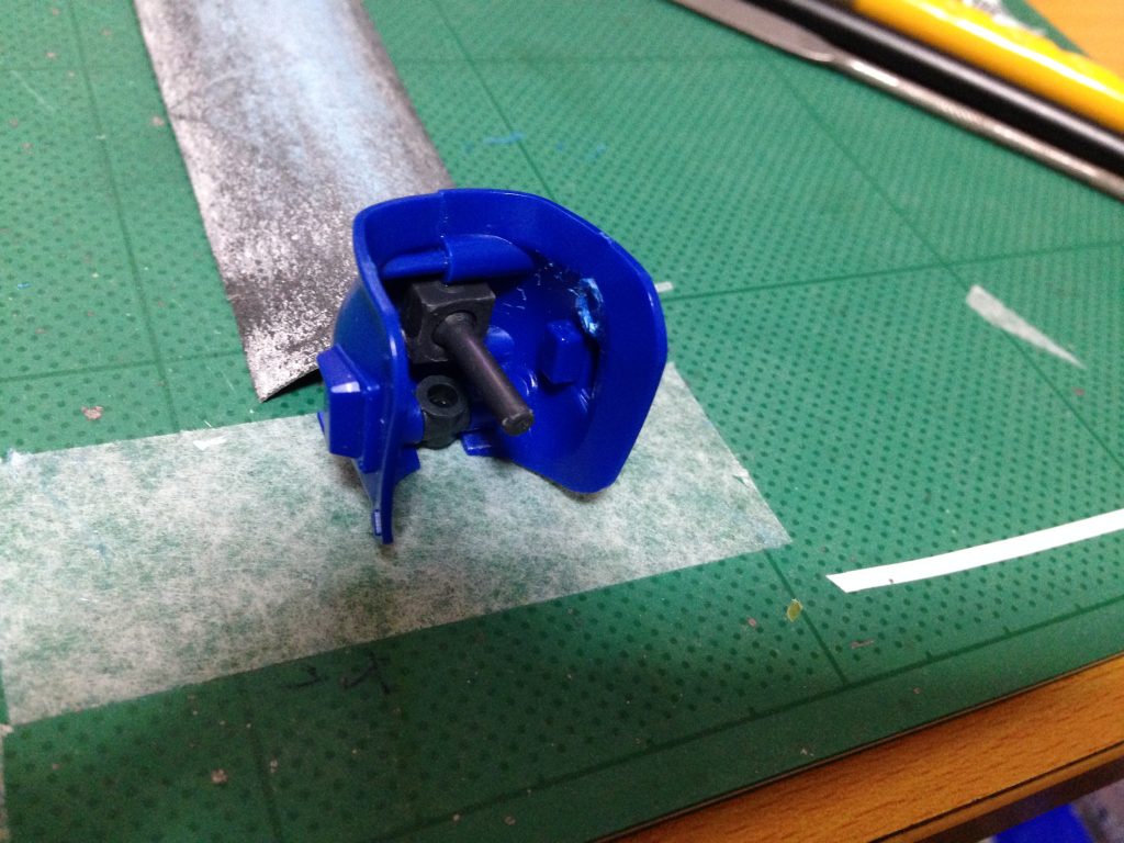 　やむなく、肩アーマーを上からボールジョイント接続ーっ！計画性の無さが凄い！