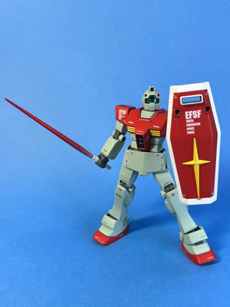 シールドとビームサーベルは量産品なのでガンダムホワイト。