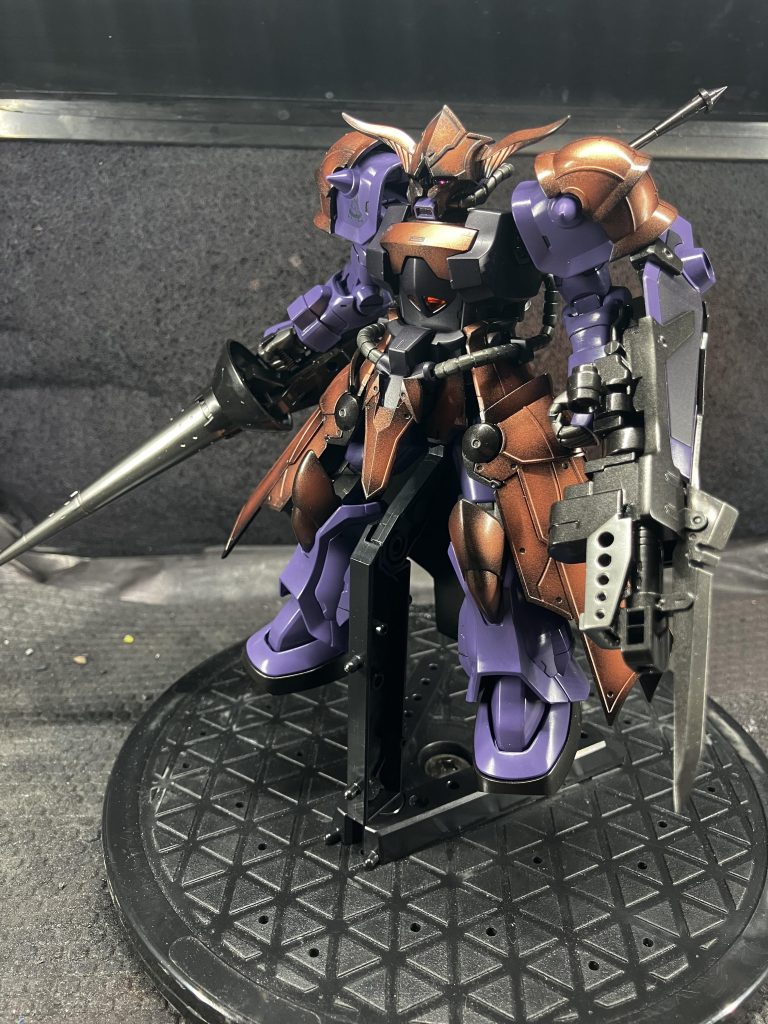 完全に近接戦を目的とした為、ガトリングを炸裂ボルトに換装しましたシールド部のダガーを突き刺してゼロ距離でボルトを炸裂させます　物理的に内部破壊をする事が可能です