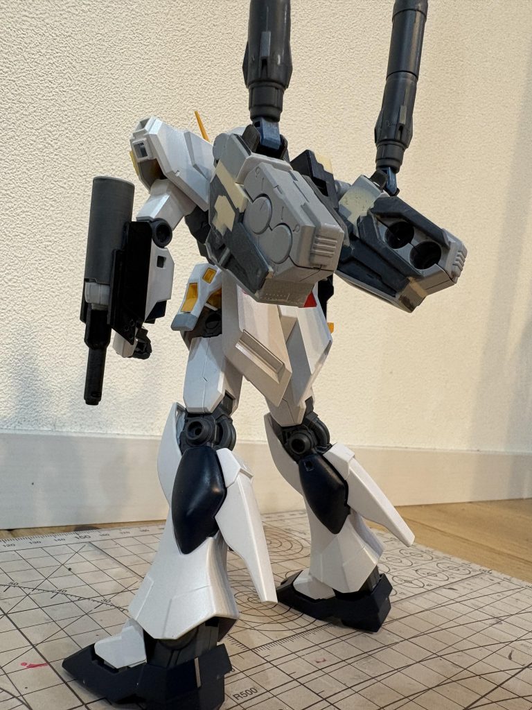 改造作業終盤の仮組みです。ここで放置してました!ここから気合い入れてディテールを追加して、塗装、撮影、投稿と一気に進めました!自分を褒めてあげたい!塗装レシピ本体色①:ニュートラルグレーⅠ本体色②:プリズムブルーブラック本体色③:エメラルドグリーン、ビリジアングリーン、スカイブルー他の調色