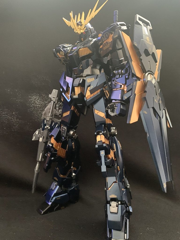 妖しげな青紫色に反射します