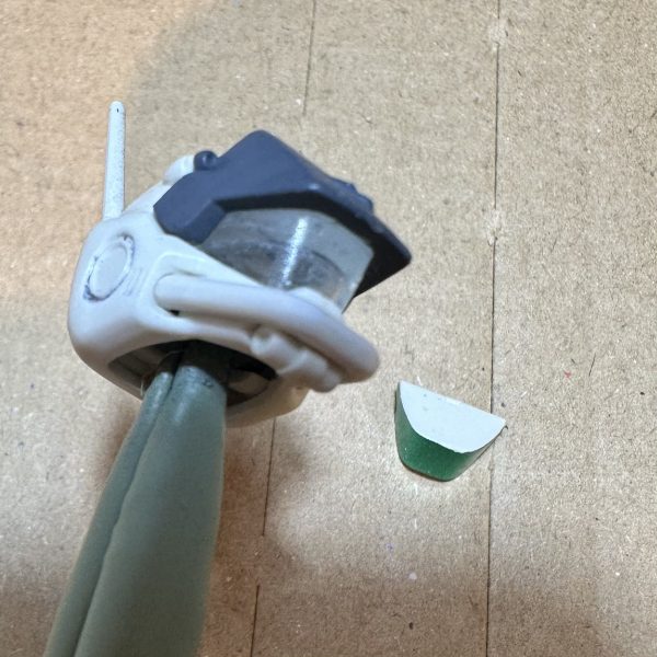 過去作量産型ガンキャノンを手直ししています。手始めに量キャの課題の一つ、「ゴーグル」をお湯まる型取り、UVレジンにて複製しました。このパーツ、とても型抜きし易い形状をしているのは偶然では無さそうです。ZZ版ドーベンウルフの再販による熱狂に私も超欲しい！と思いましたが、「UC版があるんだからそっちを仕上げてからにしなさい！」と自戒しつつ、リーベンと背比べをさせてみたり。（1枚目）