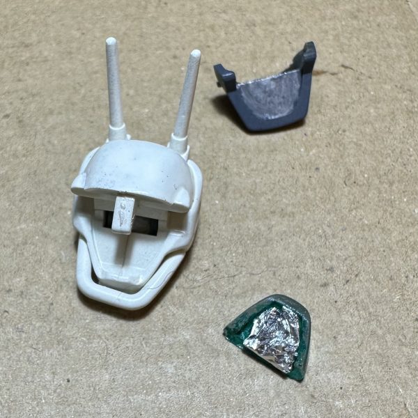 UVレジンで複製したゴーグルパーツに裏側からクリアグリーンを入れまして、適当に丸めたアルミホイルを突っ込みますとイイ感じに乱反射してくれます。ところで昨日DMMから「お申し込みいただいた商品がご用意できましたので、注文のご案内をさせていただきます。」ていう初めて見るメールが来たんだけども、もしかしてこれ、グスタフカール00の抽選に当選したて事ですよね！？ （1枚目）