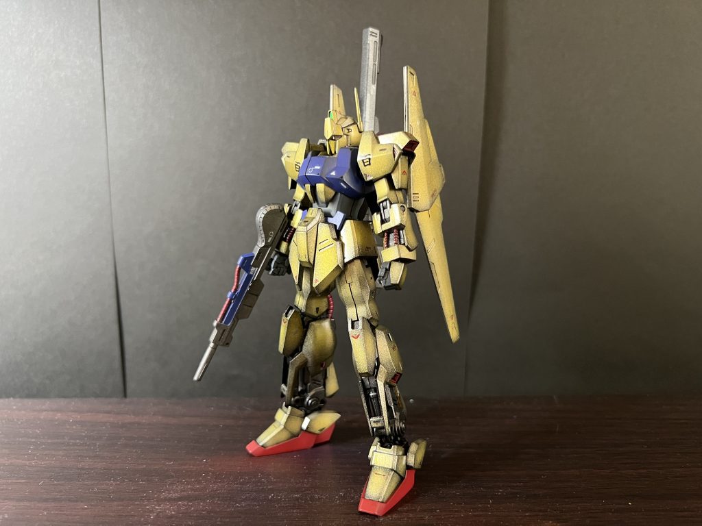 黒サーフェイサーから、タミヤアクリルのチタンゴールド、その上から水性ホビーカラーのクリアイエローを塗ってます。胸の部分はコバルトブルーとパープルを混ぜてみました。