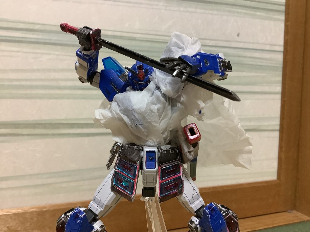 参考にしたのはエクシアリペアのマントです(gundam-kao5)帝王とは違い迷彩をイメージしました(gundam-kao10)