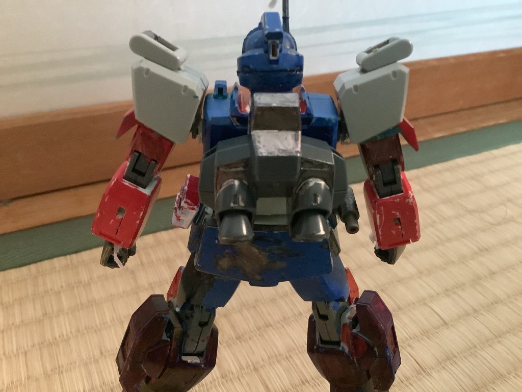 ジムIIIのバックパックを装備しているため機動性が高い。