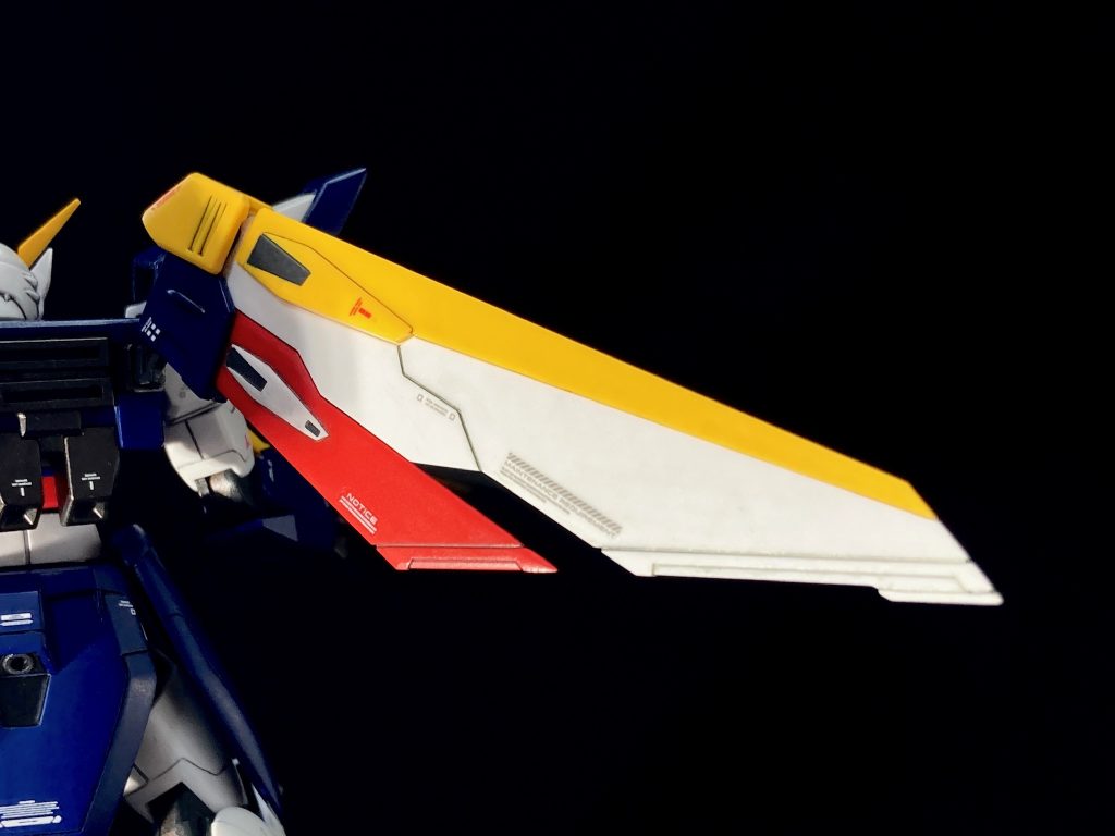 特徴的なウイングユニットは先端部分だけランナー材を使って地味に尖らせてみました。