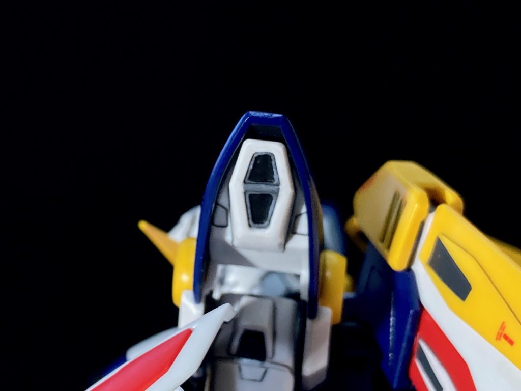 一番苦労した肩のスラスター。このディティールでど真ん中に合わせ目が来るという鬼畜仕様。案の定合わせ目消すとディティールがガタガタになってしまいました。ここ綺麗に仕上げられる人本当に尊敬します。