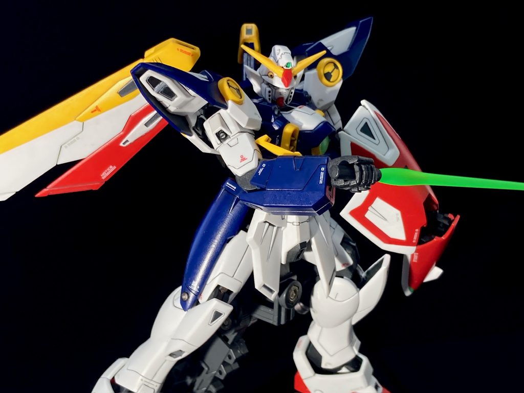 ビームサーベル抜刀!盾から出てくるギミックが大変カッコ良いです。しかし、3発しか打てないバスターライフルにビームサーベルは一本だけ。シールド壊れたらバード形態にもなれないだろうし、継戦能力低過ぎませんか!?