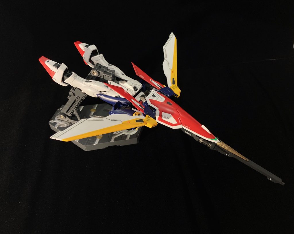 バードモード。塗装剥がれが怖くて可変機であっても普段は一切変形させないんですが、ウイングガンダムは変形機構が単純なので安心して変形出来ました。スパロボαではカミーユがウイングガンダムの変形機構をヒントにZガンダムの設計してたはず。各作品がミクスチャーするスパロボならではの楽しいところですよね。