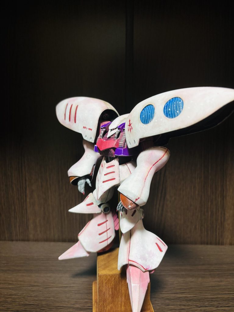 近くで見ると線のはみ出しやムラが目立つので、なるべく遠くで光強めに撮っています😓キュベレイの猫目を筆で描くのが、とても楽しかったです。肩はどんどん下がっていくので、キッチンペーパーを挟んで固定してあります。保持力も良く、すぐに治せるので気に入っています。